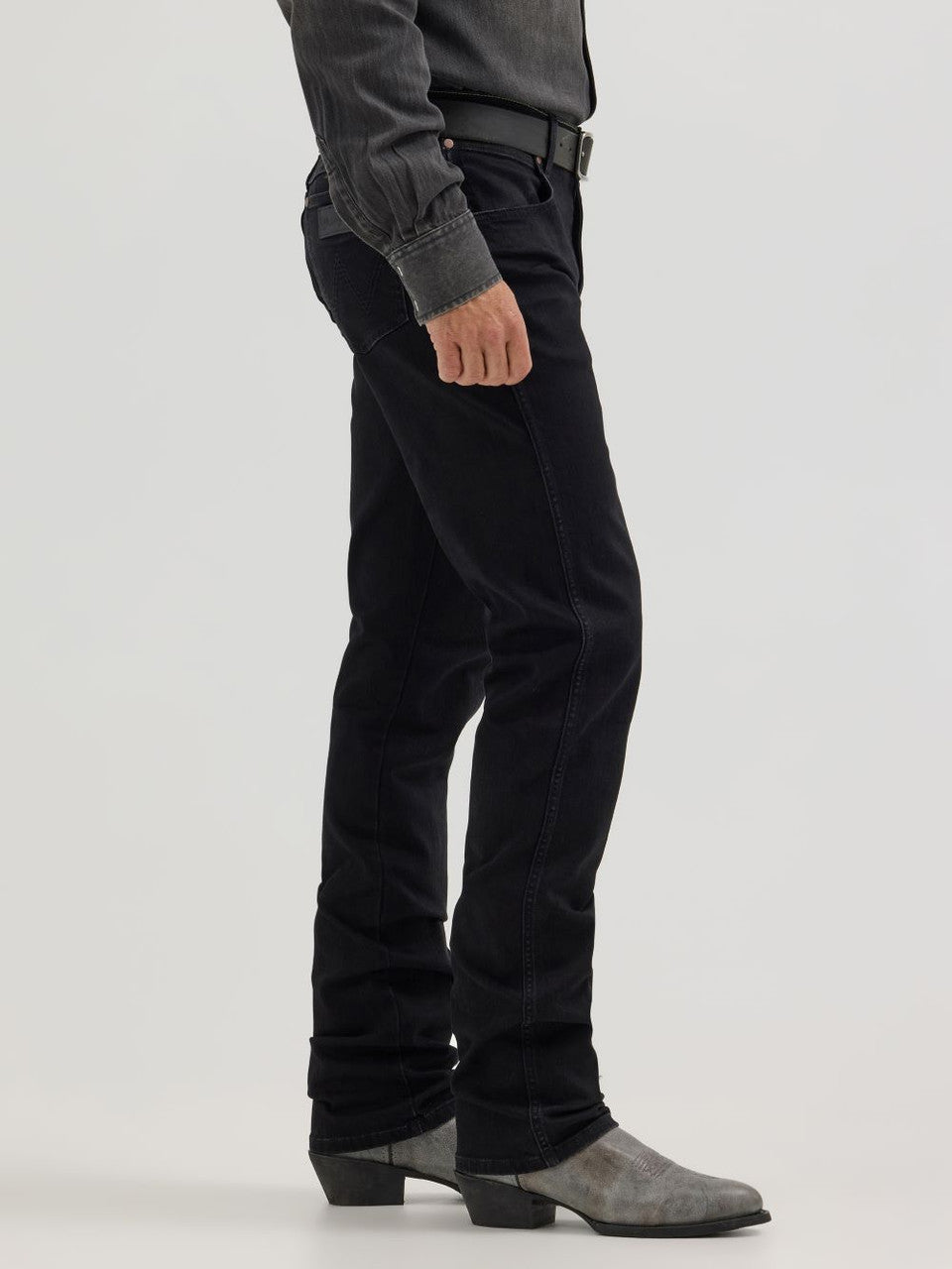8240 Wrangler Men's Retro Slim Straight Jeans