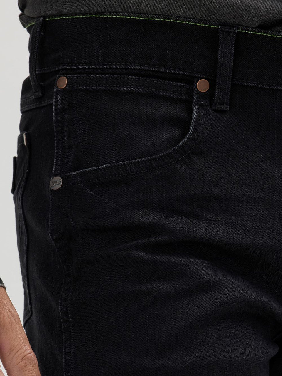 8240 Wrangler Men's Retro Slim Straight Jeans