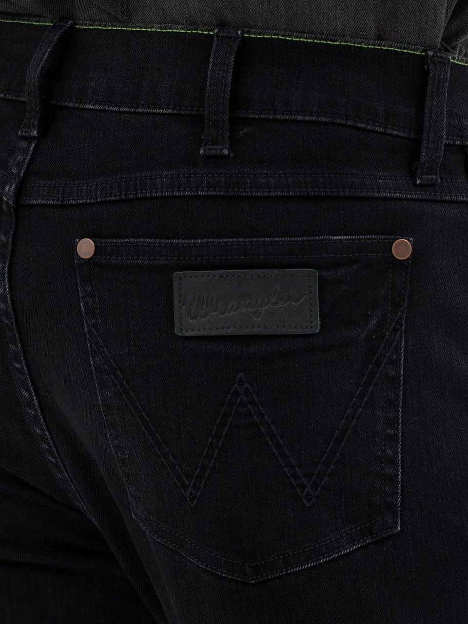 8240 Wrangler Men's Retro Slim Straight Jeans